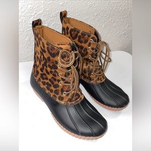 Woman’s Olivia Miller Lace Up Cheetah Duck Boots Sz 7